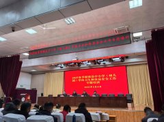 对全县77家中小学、长儿园的食物平安总监和13